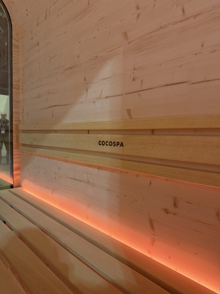 Sauna ogrodowa COCOSPA Oslo 220 – widok zewnętrzny, ogród prywatny