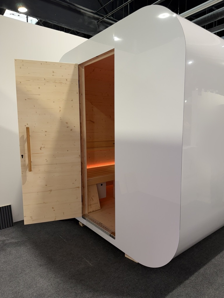 Sauna ogrodowa COCOSPA Oslo 220 z otwartymi drewnianymi drzwiami, widok na wnętrze