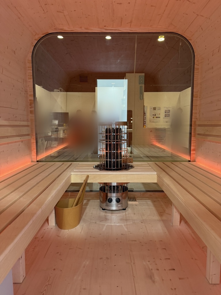 Wnętrze sauny COCOSPA Oslo 220, ławki z drewna abachi, podświetlenie LED